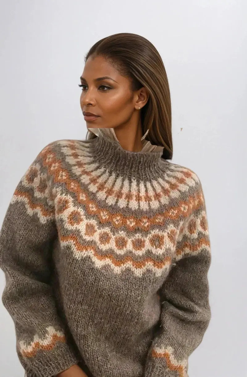 Dames coltrui met warm Scandinavisch patroon, ideaal voor winter en herfst. Stijlvol en comfortabel.