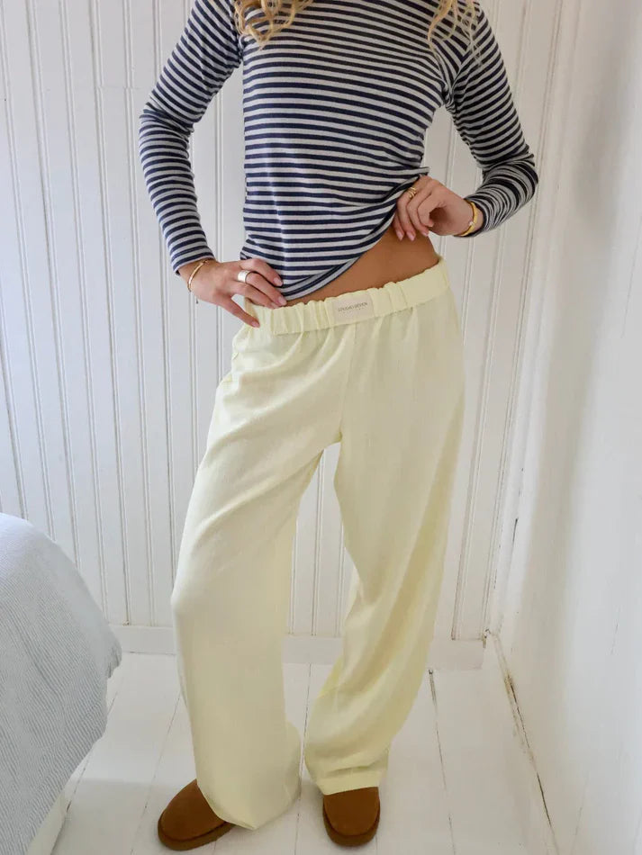 Moderne dames loungebroek, comfortabel en elegant, perfect voor zakelijke en casual settings.