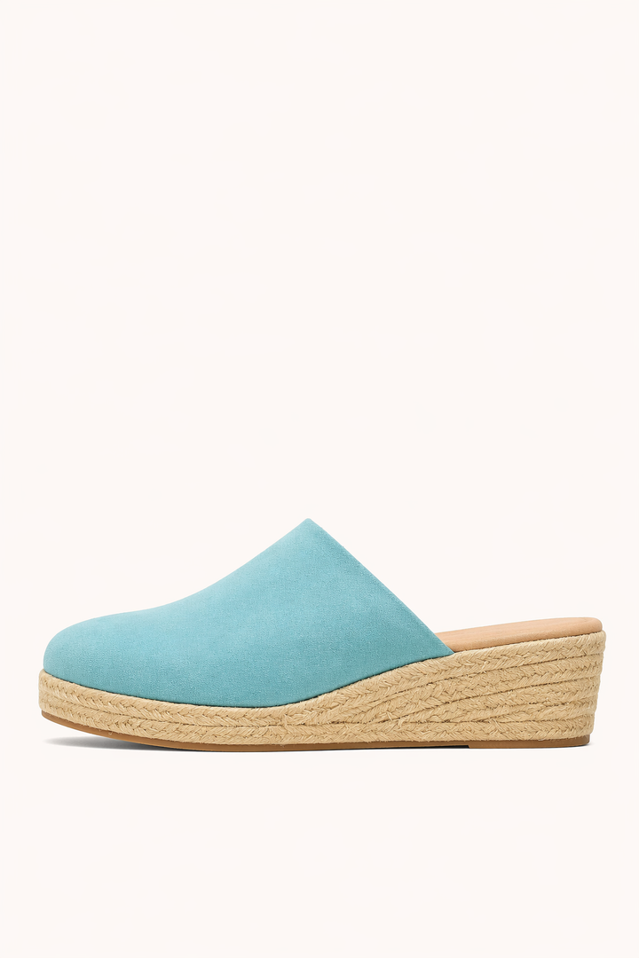 Trendy damesklompen met plateau en open achterkant, een must-have voor de zomer.