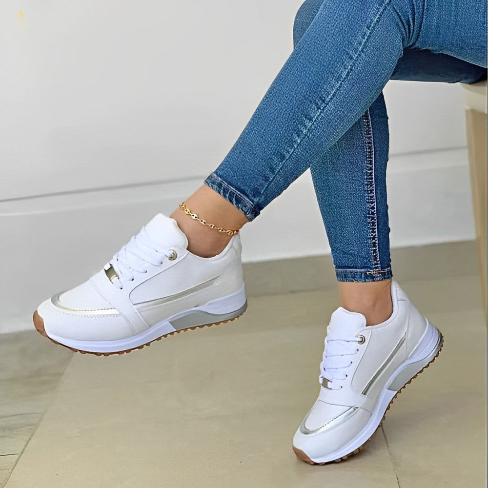 Stijlvolle zwarte damessneakers met witte zool, perfect voor casual damesmode en sportieve looks, trendy.
