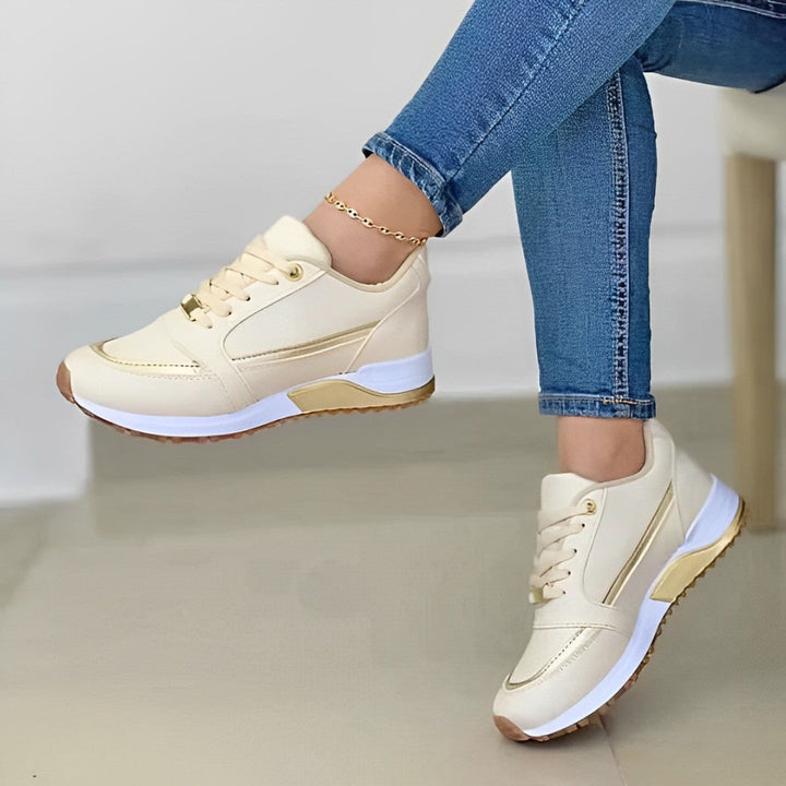 Witte dames sportschoenen met vetersluiting, modern design, bieden uitstekend voetcomfort, casual schoenen.