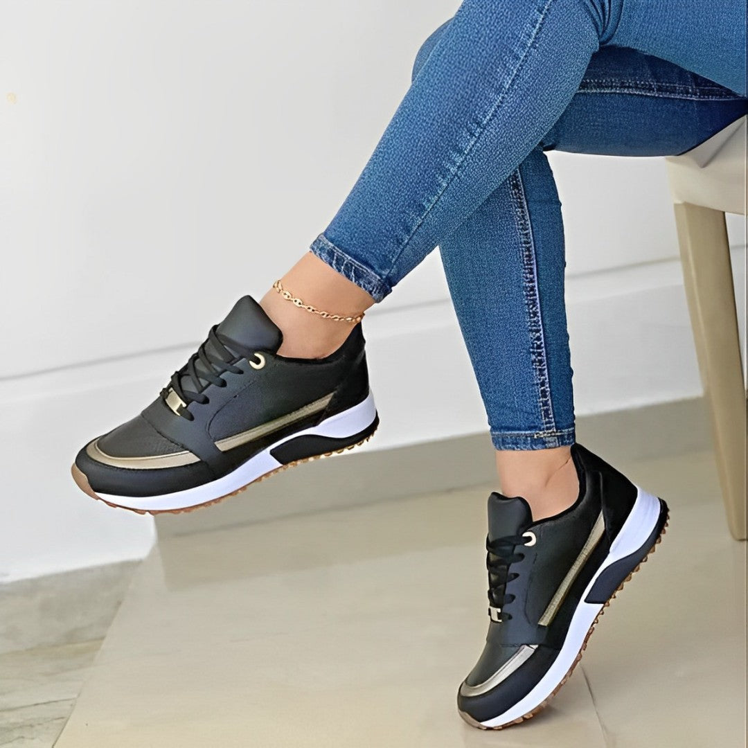 Close-up van ademende stof op blauwe damessneakers, benadrukt comfort en stijl voor actieve vrouwen.