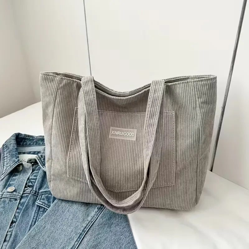 Stijlvolle corduroy schoudertas voor dames, ruime capaciteit en magneetsluiting.
