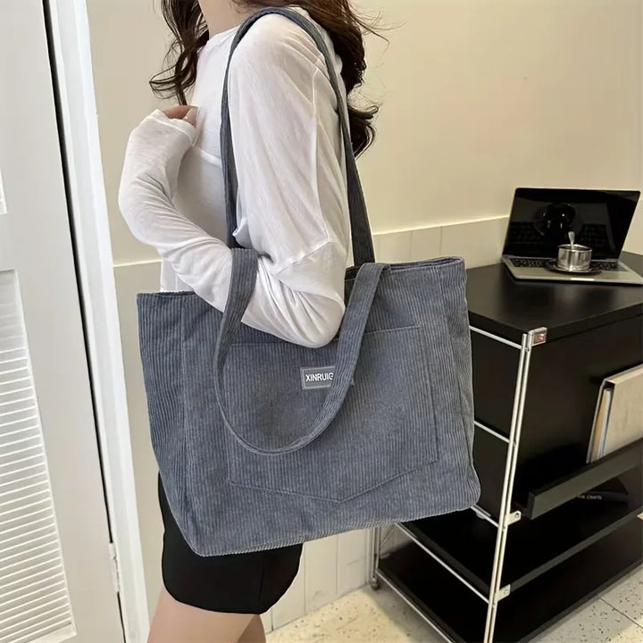 Moderne corduroy tas voor dames, grote shopper met comfortabele schouderbanden en magneetsluiting.