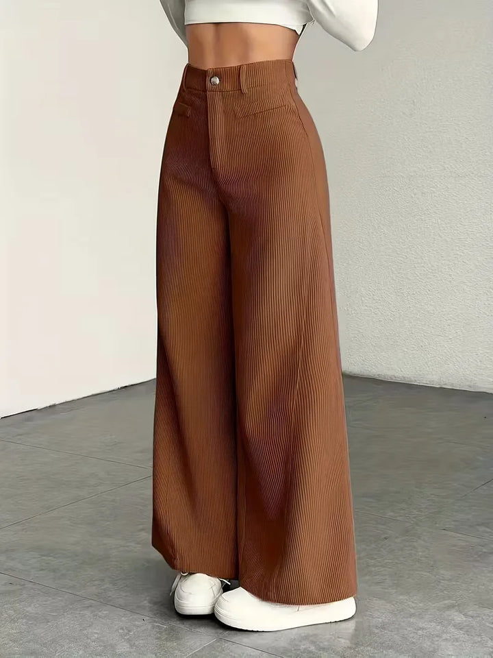 Veelzijdige dames wide leg broek met hoge taille en zachte corduroy stof.