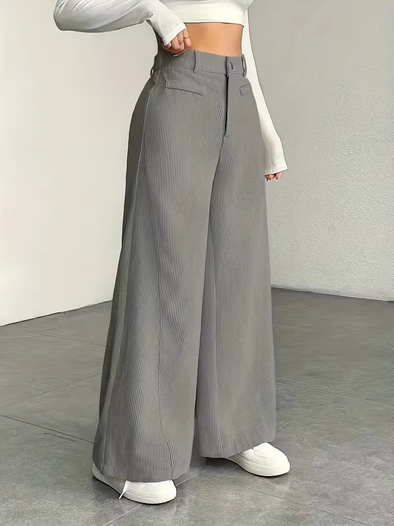 Close-up van de corduroy stof van een comfortabele wide leg damesbroek.