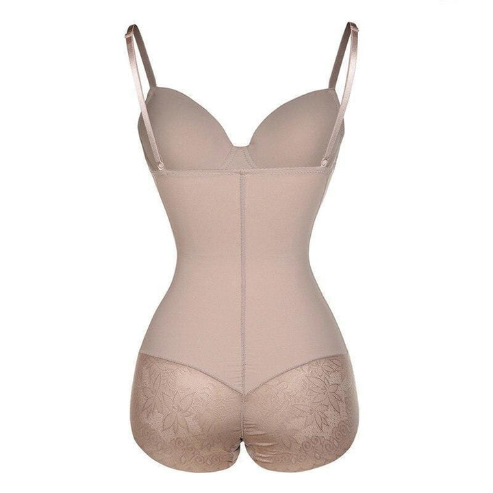 Model draagt zwarte dames corrigerende bodyshaper die de taille versmalt en de borsten lift, onzichtbaar onder kleding.
