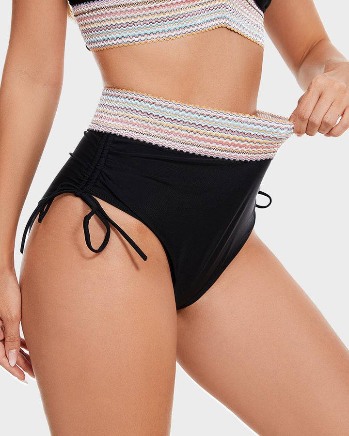 Model met dames corrigerende highwaist bikini, genietend van de zon