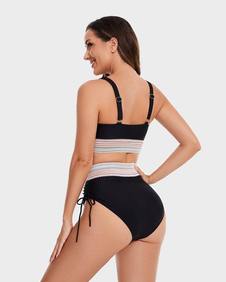 Close-up van corrigerende details in de highwaist band van de bikini