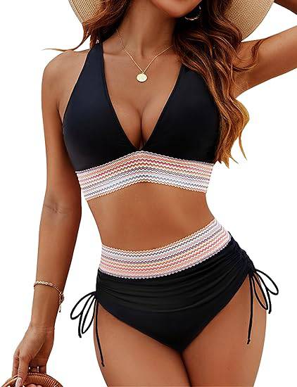 Model draagt dames corrigerende bikini zittend op strand, zomerlook