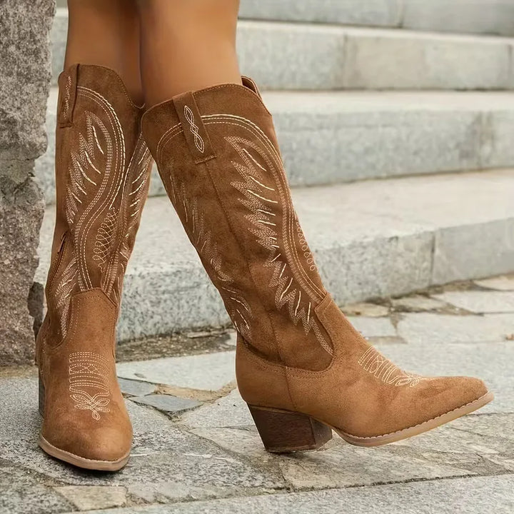Dames cowboylaars met gedetailleerd geborduurd patroon en comfortabele blokhak.