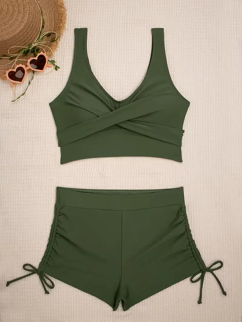 Dames hoogtaille bikini set met uniek criss-cross design. Trendy zomeroutfit voor aan het zwembad.