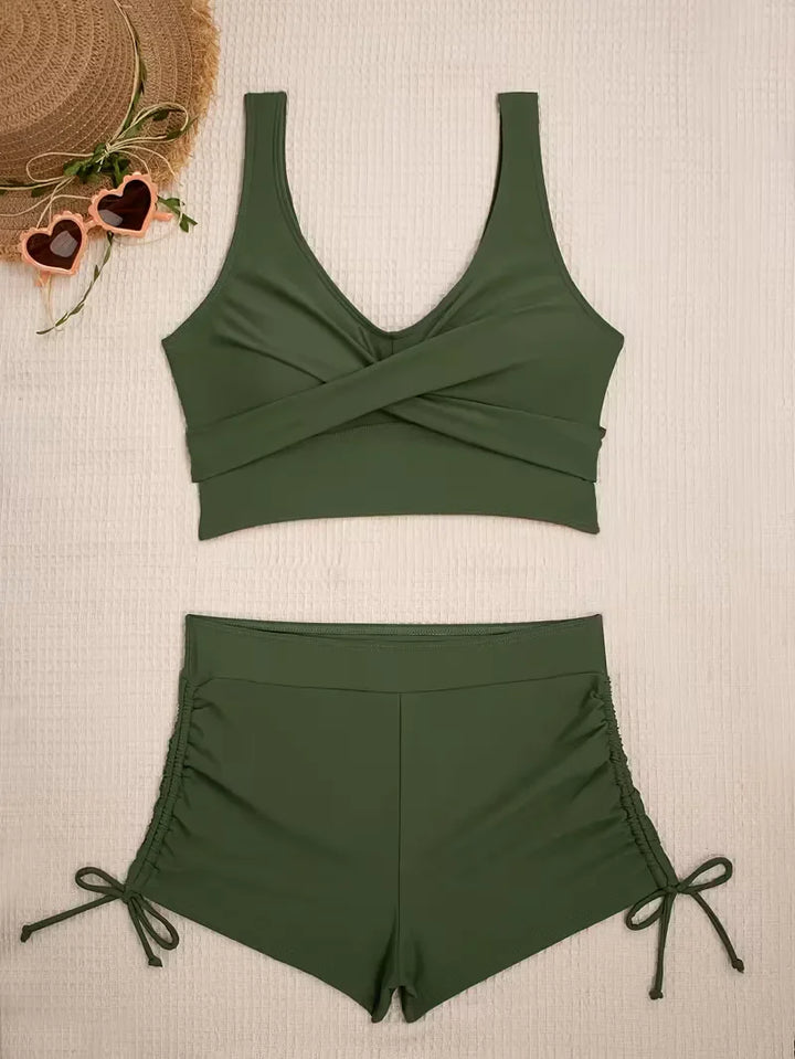 Dames hoogtaille bikini set met uniek criss-cross design. Trendy zomeroutfit voor aan het zwembad.