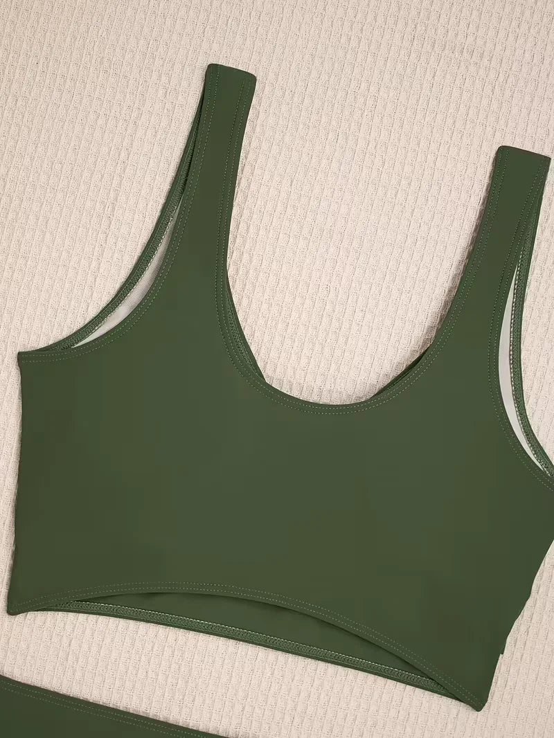 Elegante dames hoogtaille bikini met criss-cross details. Perfecte zwemkleding voor een zonnige vakantie.
