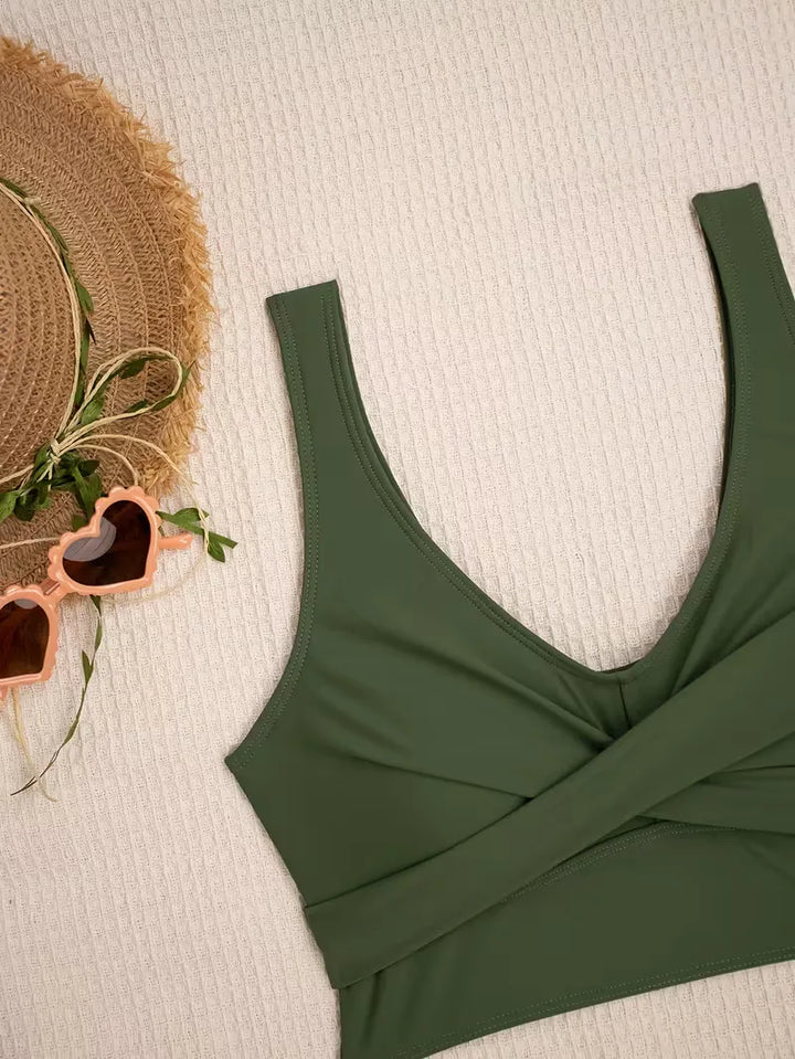 Trendy damesbikini set, criss-cross top & hoogtaille broekje. Ideaal voor stranddagen en zwembadplezier.