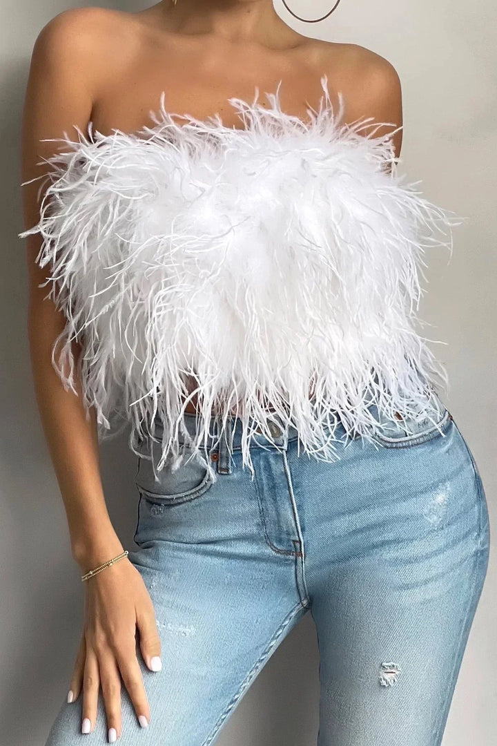 Dames crop top met elegant veren detail, perfect voor een chique avond uit.