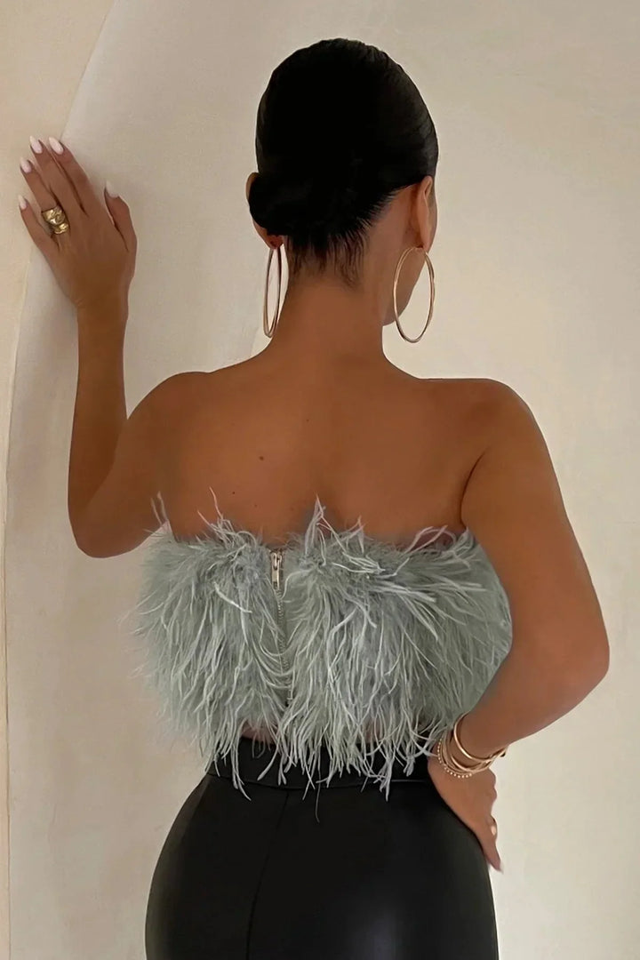 Mouwloze feest top: dames crop top met opvallend veren detail, trendy en elegant.
