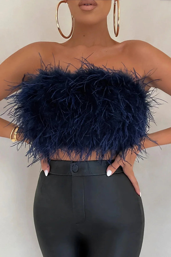Glamour crop top met veren, speciaal ontworpen voor chique feestjes en evenementen.