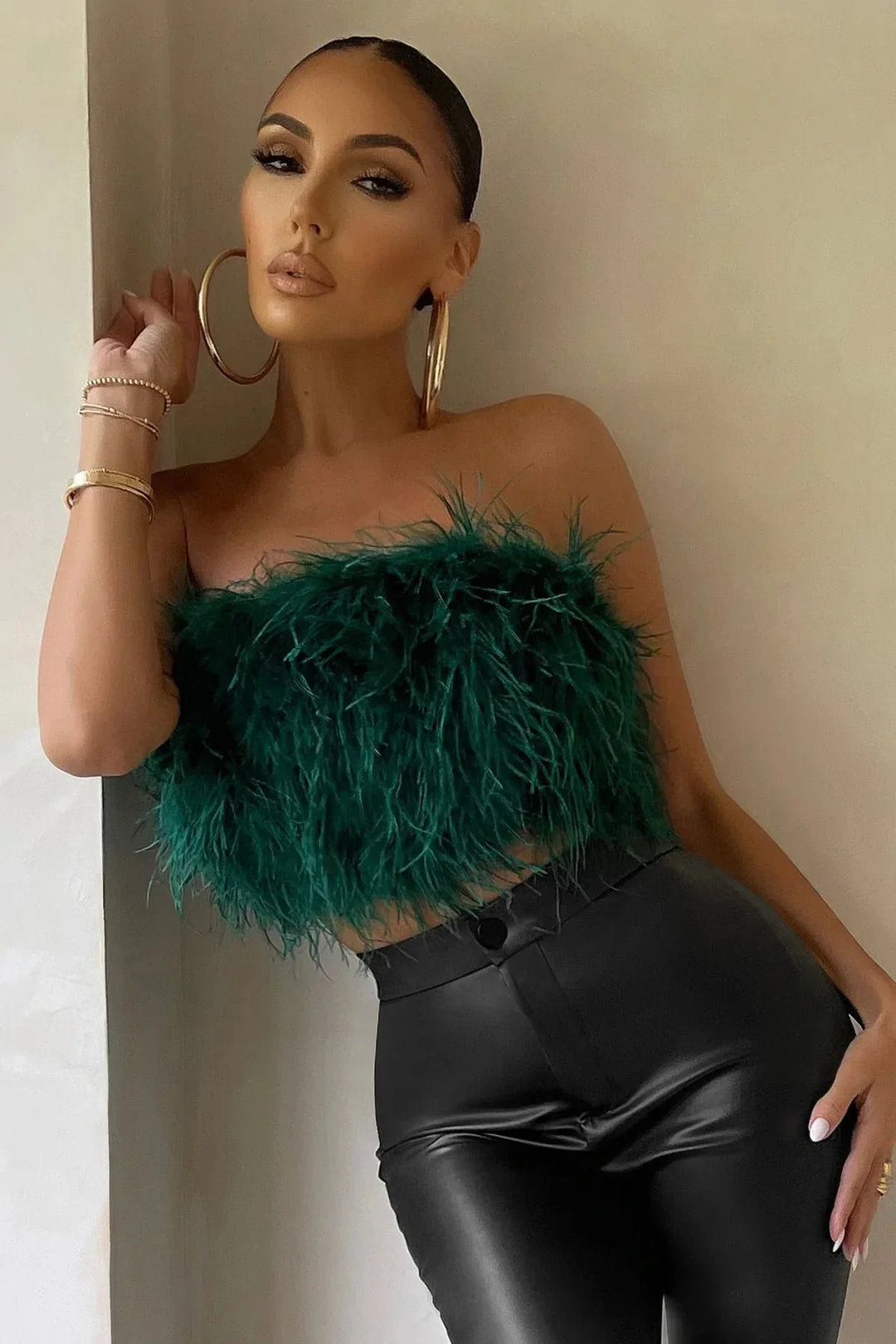 Glamoureuze veren top voor dames, een must-have voor avondjes uit.