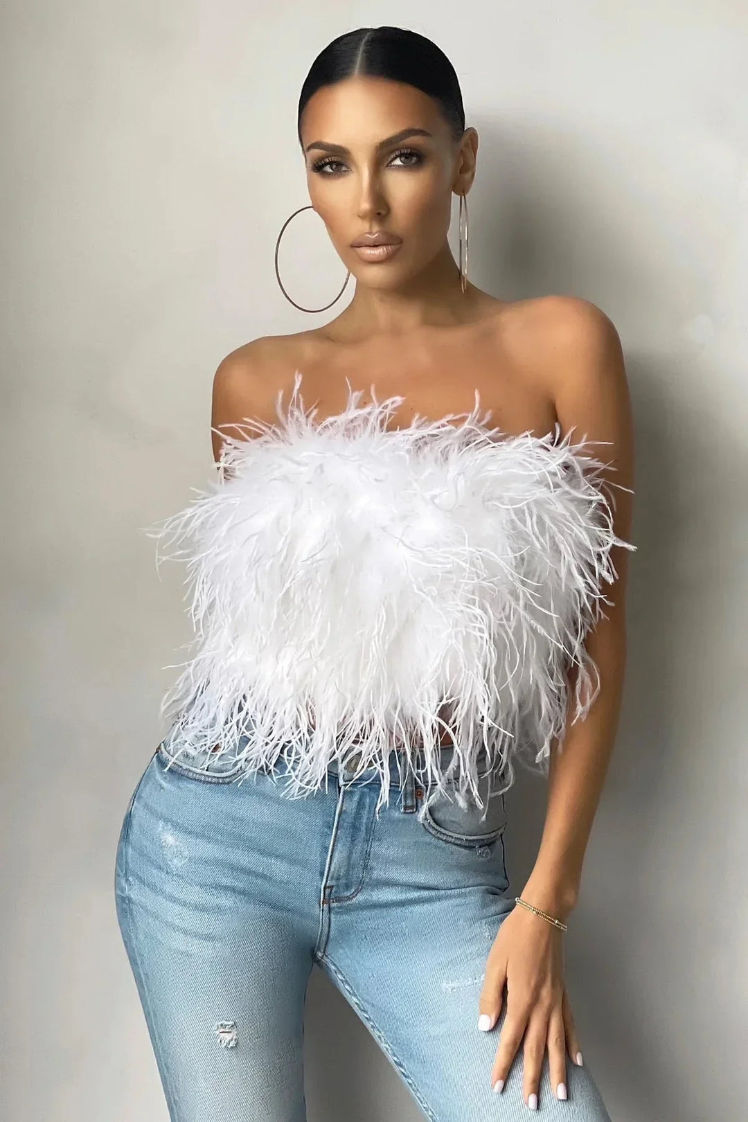 Glamoureuze mouwloze crop top met veren voor feestjes en speciale gelegenheden.