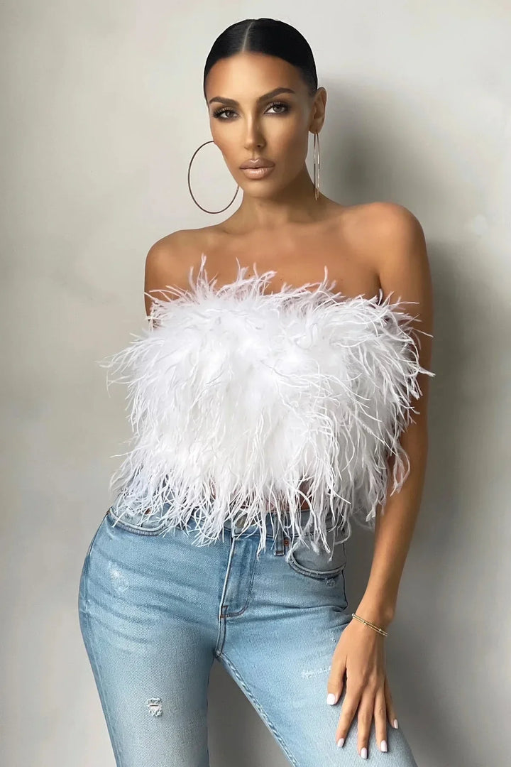 Glamoureuze mouwloze crop top met veren voor feestjes en speciale gelegenheden.