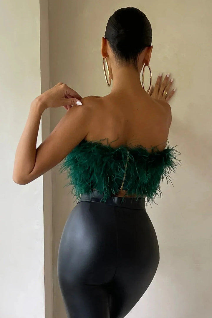 Elegante crop top met subtiel veren detail, ideaal voor een stijlvolle feestlook.