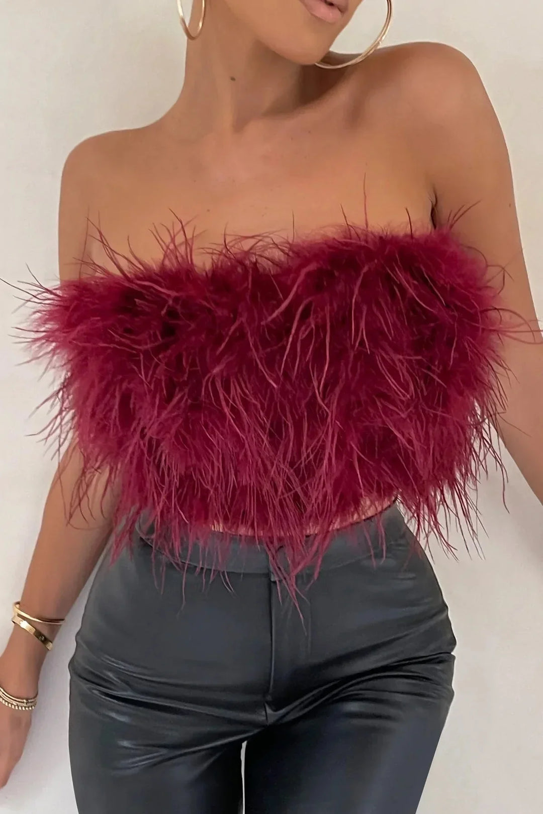 Modieuze crop top met veren, mouwloos en comfortabel voor zomerse nachten.