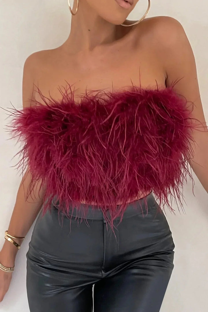 Modieuze crop top met veren, mouwloos en comfortabel voor zomerse nachten.