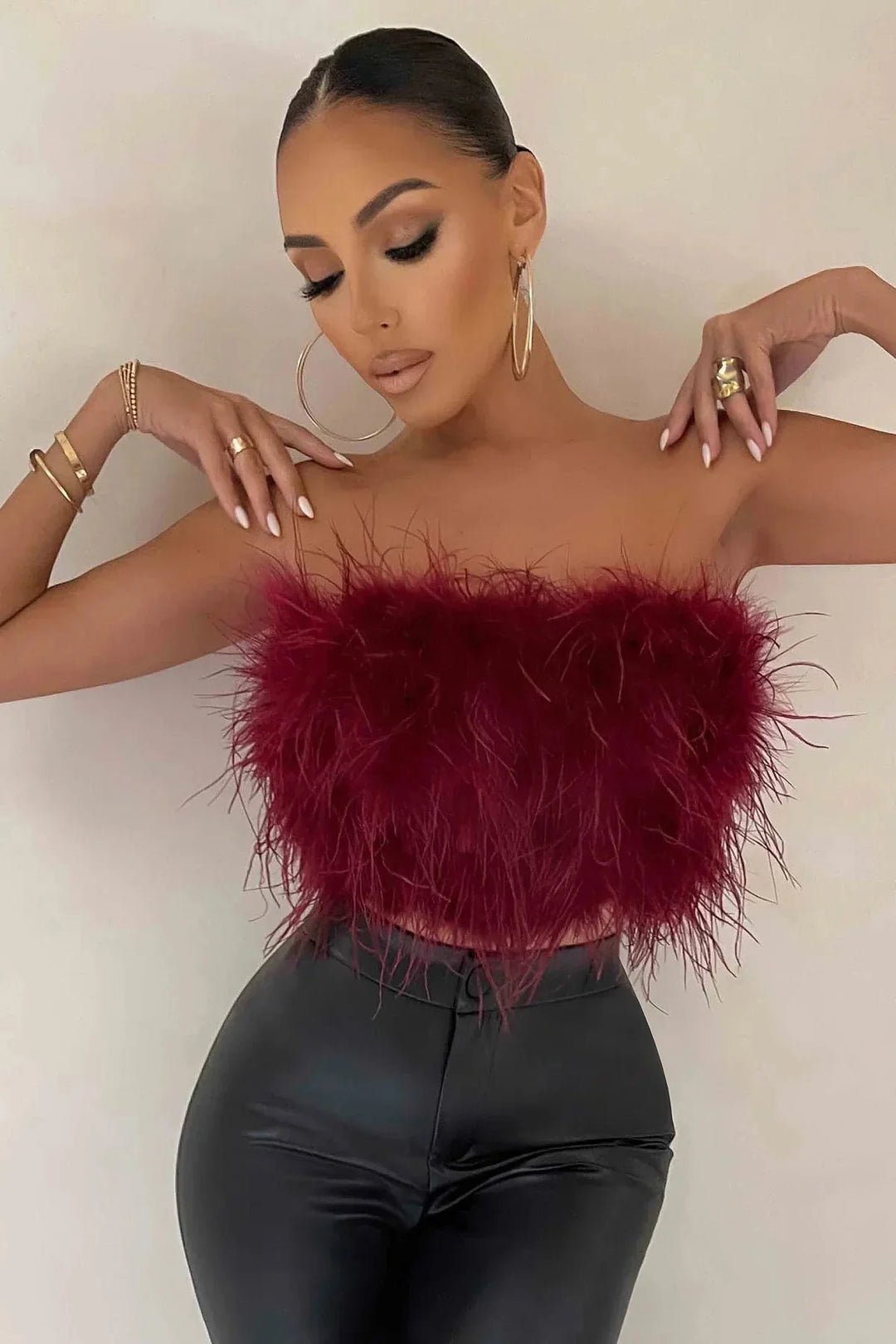 Dames crop top met opvallend veren design, chic en geschikt voor elke party.