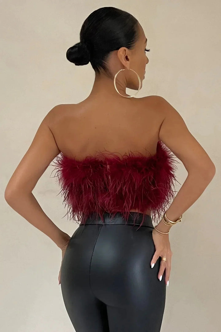 Stijlvolle mouwloze top met veren, een glamoureuze keuze voor avondkleding.