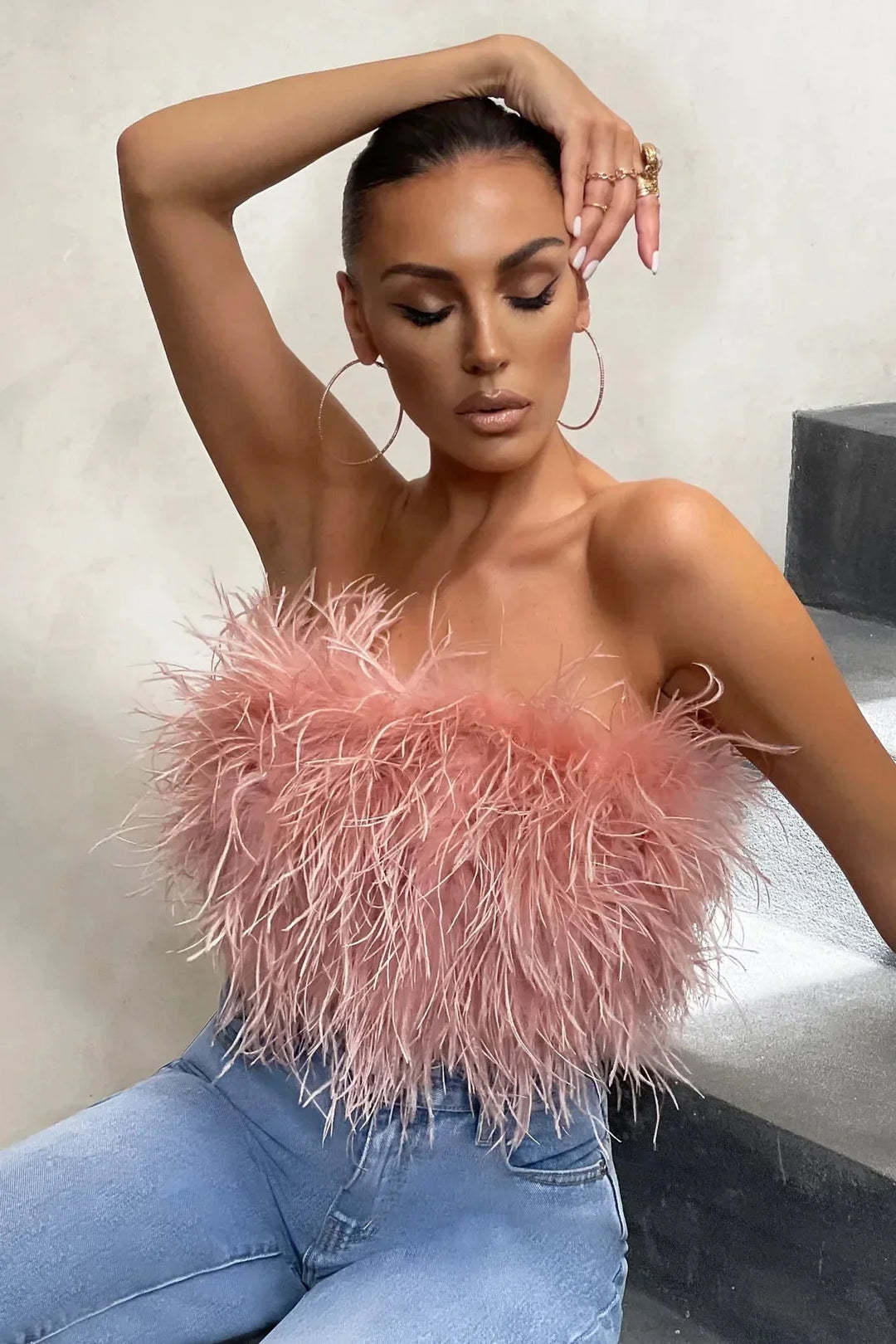 Vrouwen crop top met veren detail, ideaal voor uitgaan en speciale gelegenheden.