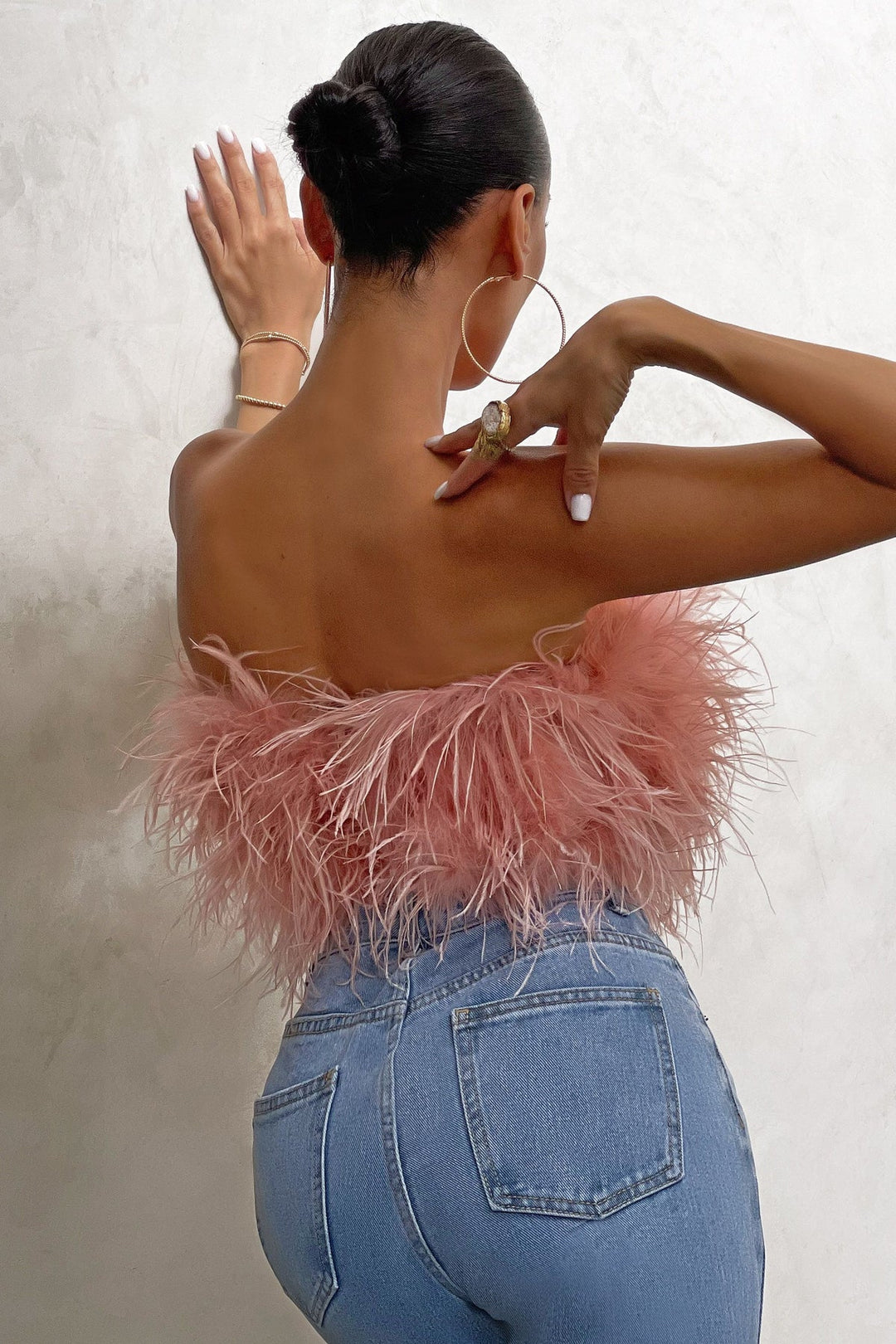 Elegante dames crop top met verendetails voor een modieuze party look.