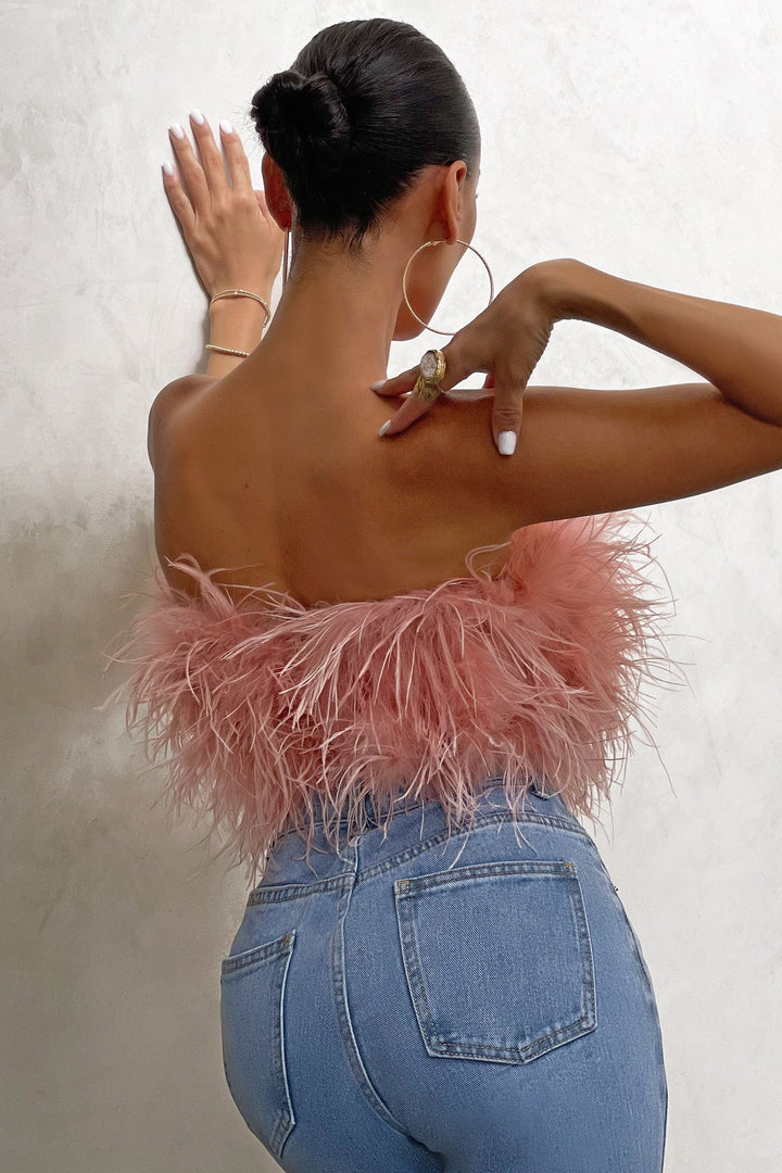 Elegante dames crop top met verendetails voor een modieuze party look.