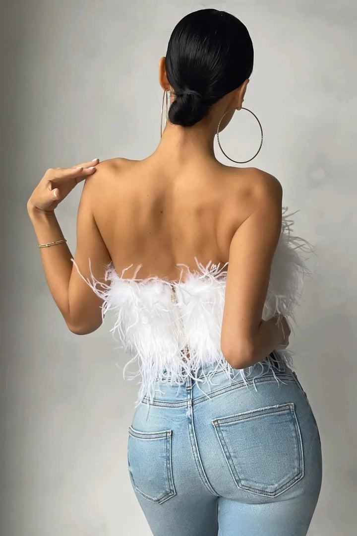 Chique avondkleding: crop top voor vrouwen met verendetails en glamoureuze uitstraling.