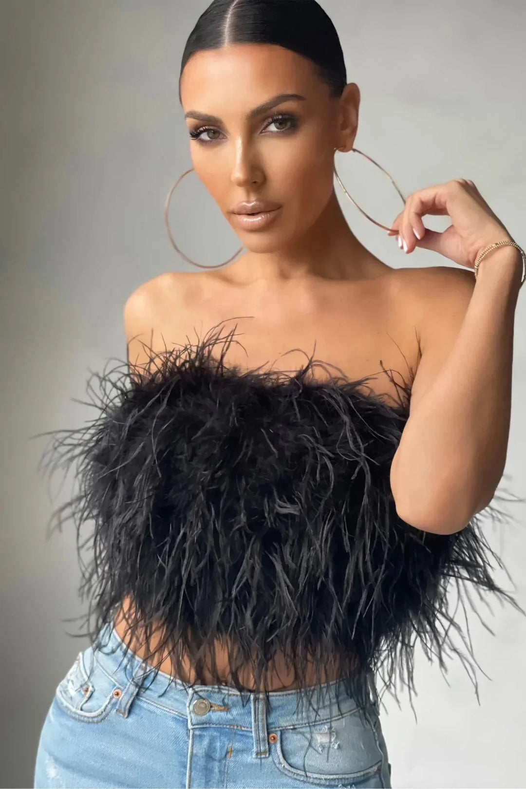 Elegante crop top met veren voor de modebewuste vrouw op zoek naar glamour.