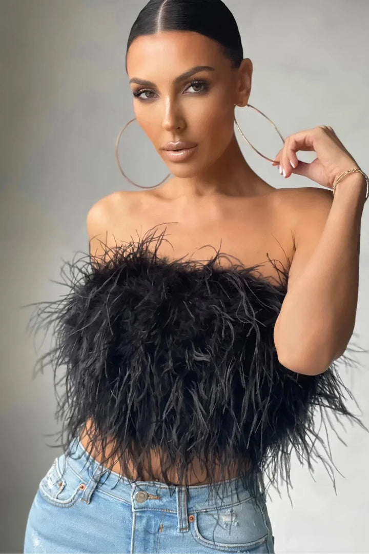Elegante crop top met veren voor de modebewuste vrouw op zoek naar glamour.