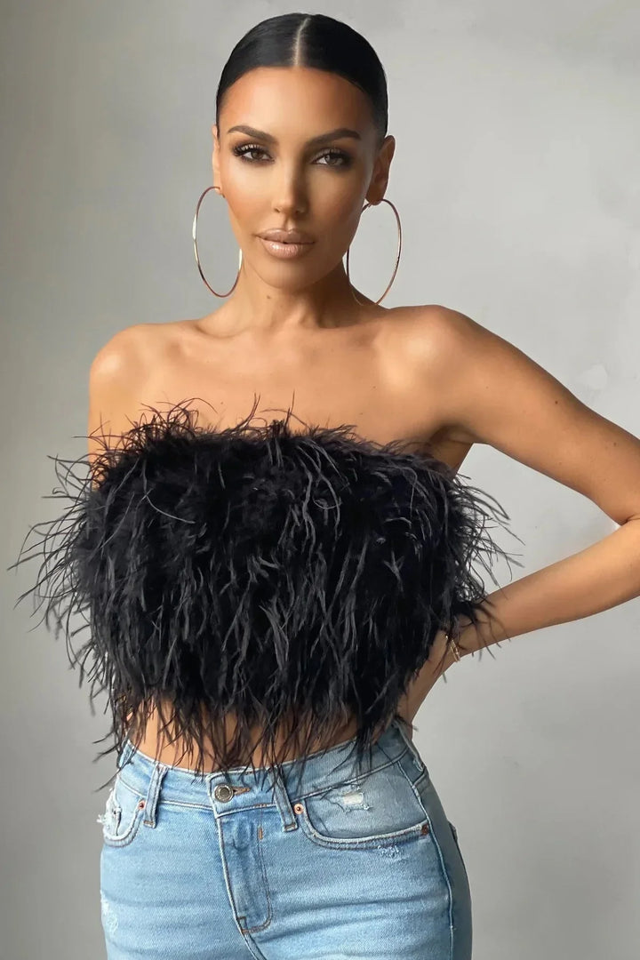 Trendy dames crop top met verendetail, chic en perfect voor zomerse feesten.