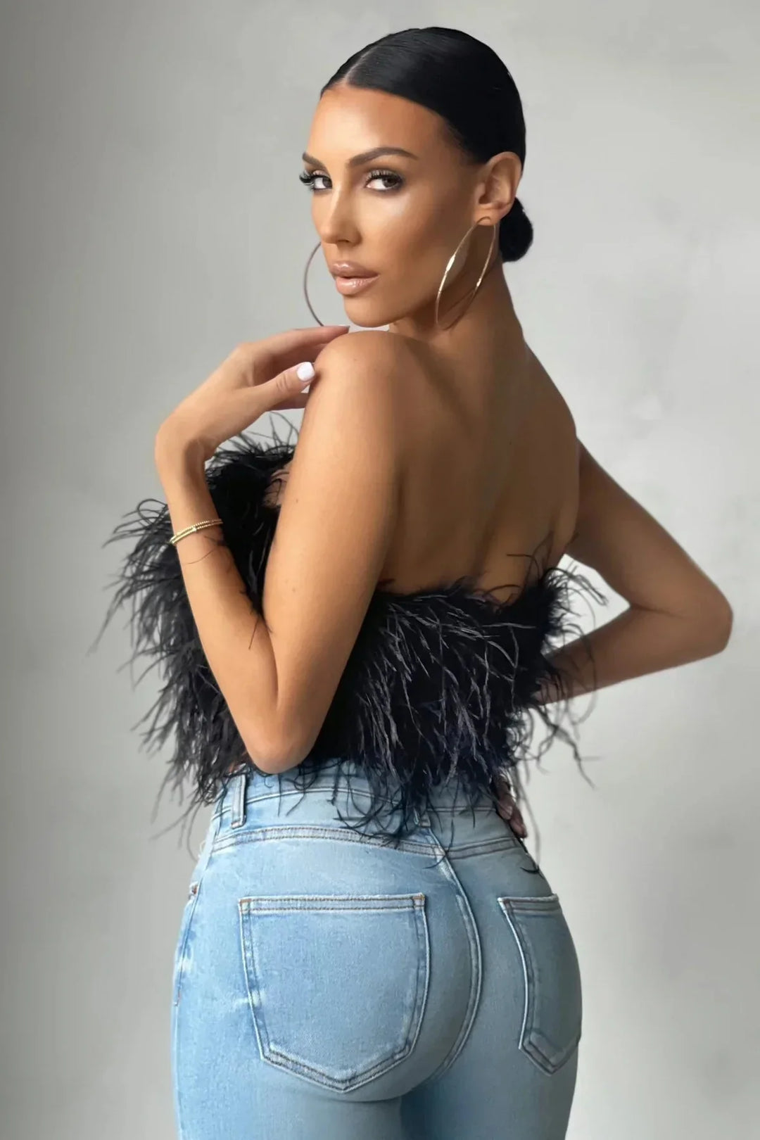 Modieuze crop top voor vrouwen, mouwloos en met glamoureus verenaccent.