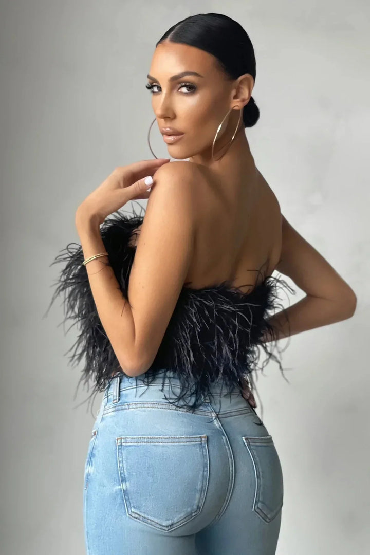 Modieuze crop top voor vrouwen, mouwloos en met glamoureus verenaccent.