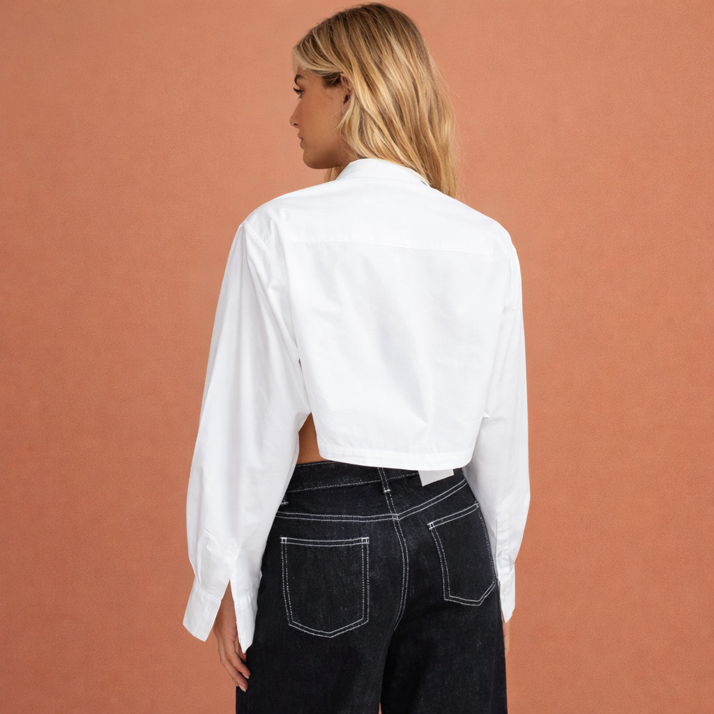 Trendy dames cropped blouse met kraag, perfect voor een moderne streetstyle look in lente of herfst.