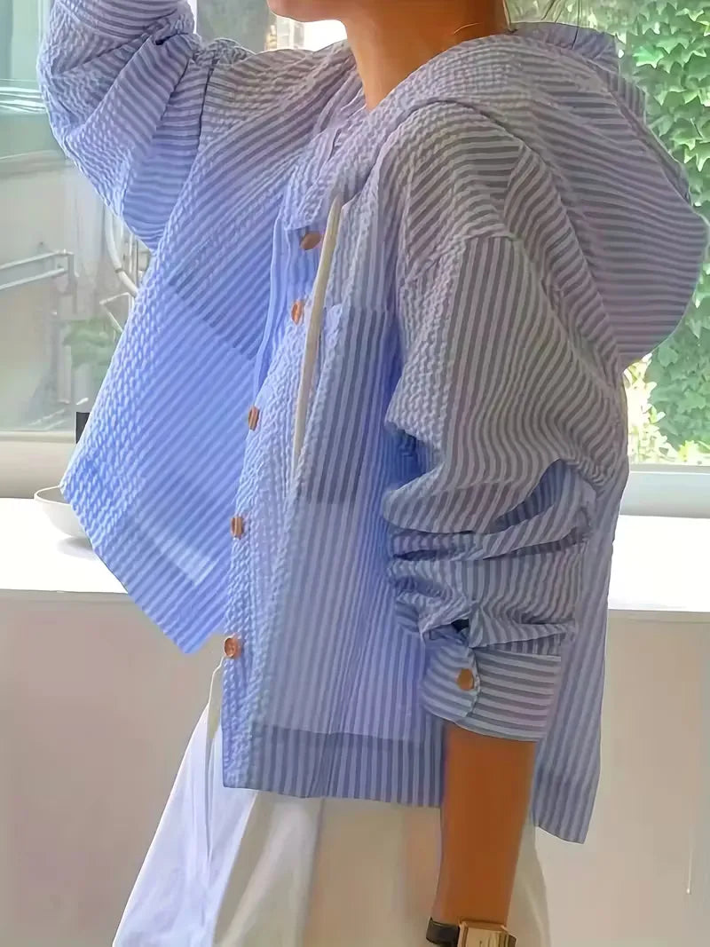 Casual azuurblauwe gestreepte cropped hoodie voor dames, comfortabel en modieus voor dagelijks lente- en zomergebruik.