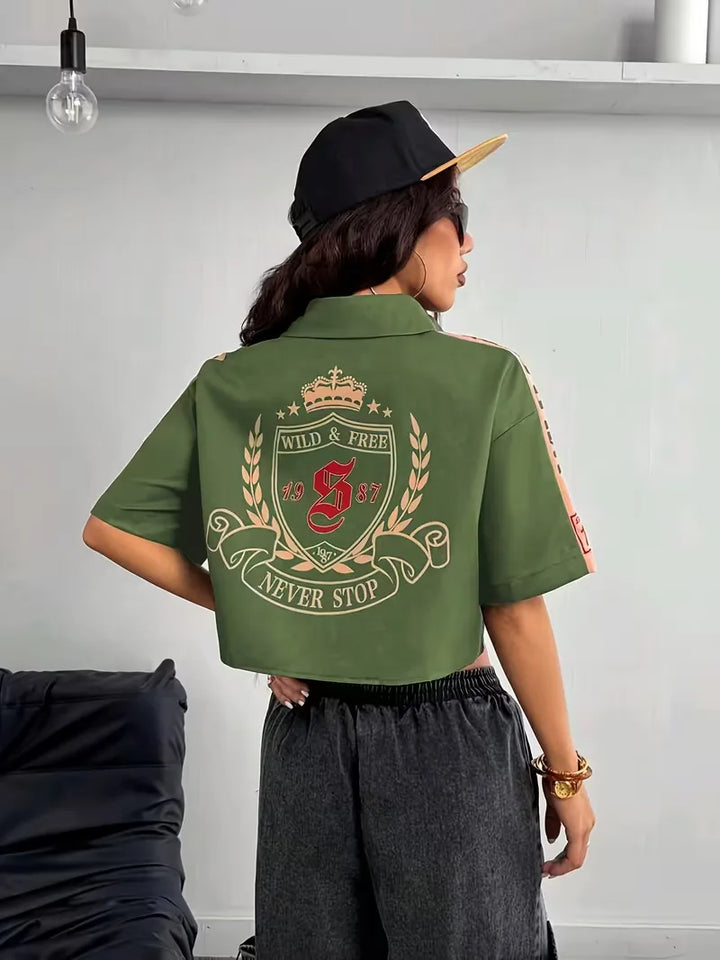 Trendy dames cropped top met mandarin kraag en unieke print, perfect voor casual streetwear outfits.
