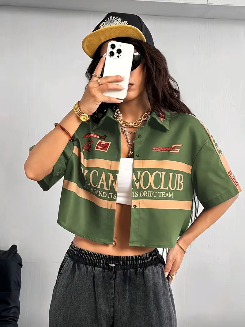 Zomers dames cropped shirt met speelse print, mandarin kraag en korte mouwen, een trendy streetwear item.