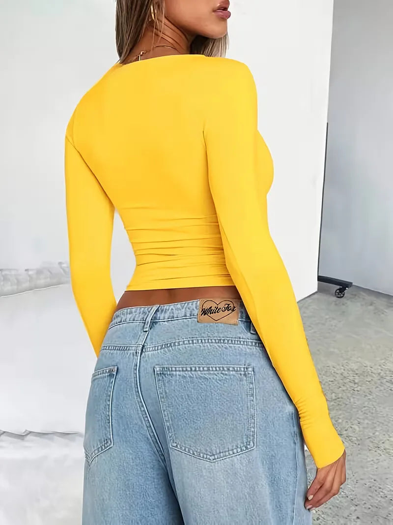 Elastische, slim fit dames longsleeve met trendy cropped lengte en klassieke ronde hals. Zeer comfortabel.