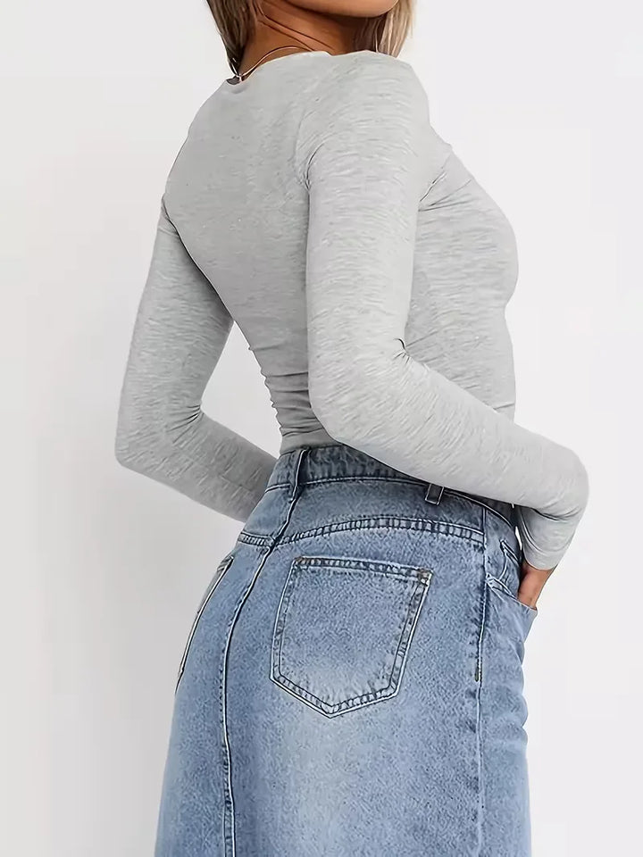 Stijlvolle dames longsleeve, cropped en slim fit, met klassieke ronde hals. Ideaal voor gelaagde looks.