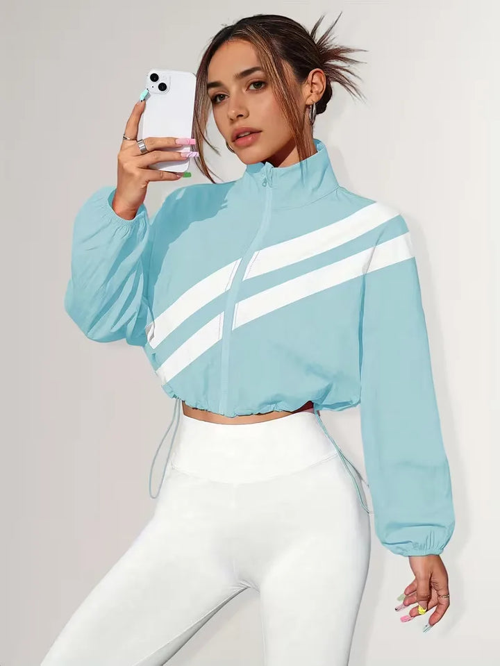 Dames cropped track jacket met verstelbare pasvorm, sportieve rits en mandarijnkraag.