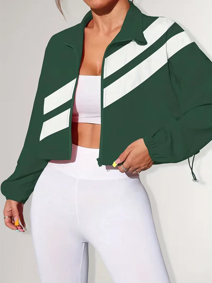 Trendy dames sportjack met rits, diagonale strepen en verstelbare details.