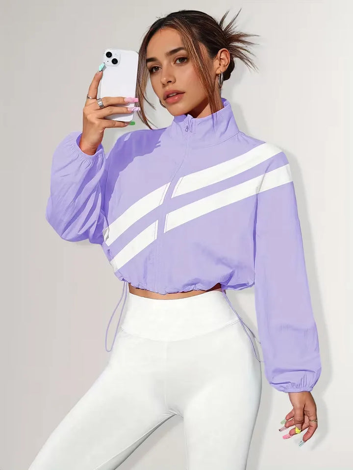 Sportief dames cropped jack met diagonale strepen, rits en trendy mandarijnkraag.