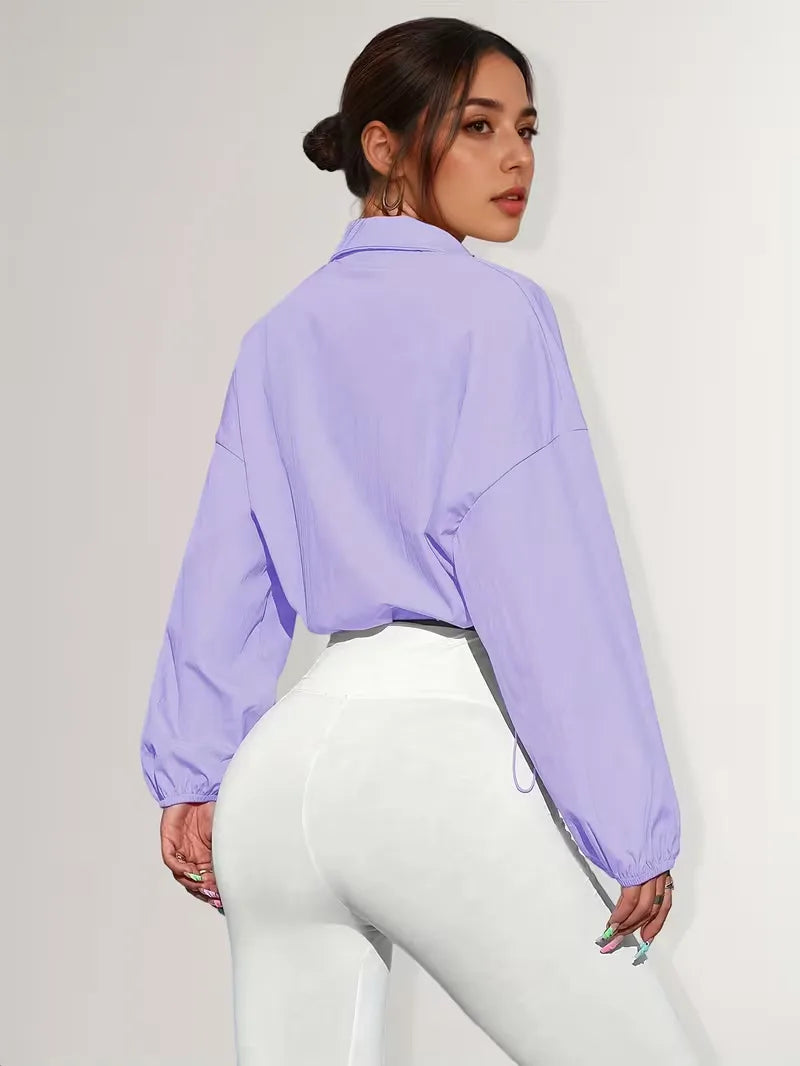 Casual dames sportjack, cropped, met mandarijnkraag, rits en diagonale strepen.