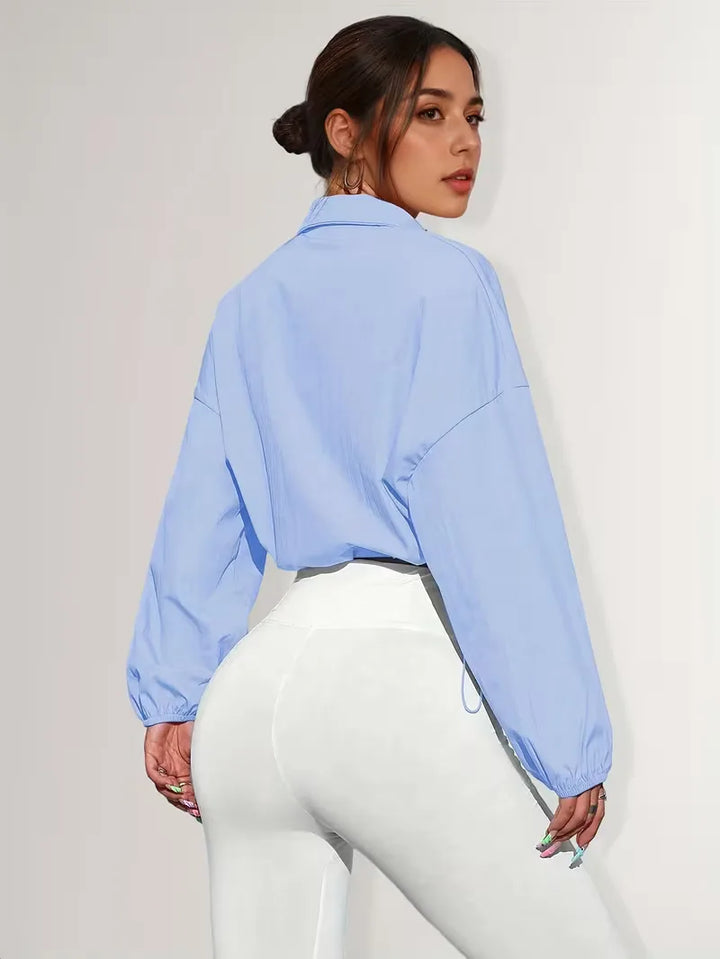 Dames mode jack, cropped en sportief, met rits en verstelbare pasvorm.